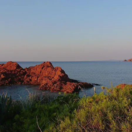 Holiday home Pieds Dans L'eau A Agay Saint-Raphael (Var)