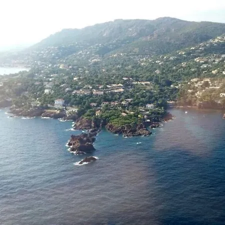 Pieds Dans L'eau A Agay Holiday home Saint-Raphael (Var)